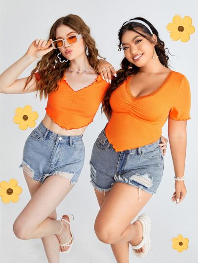 SHEIN размера плюс 1шт Футболка с подолом банданы с кружевной отделкой со сборками с волнистой отделкой