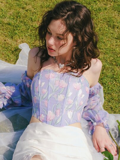 Blusa con estampado floral de hombros descubiertos de manga con volante bajo curvo